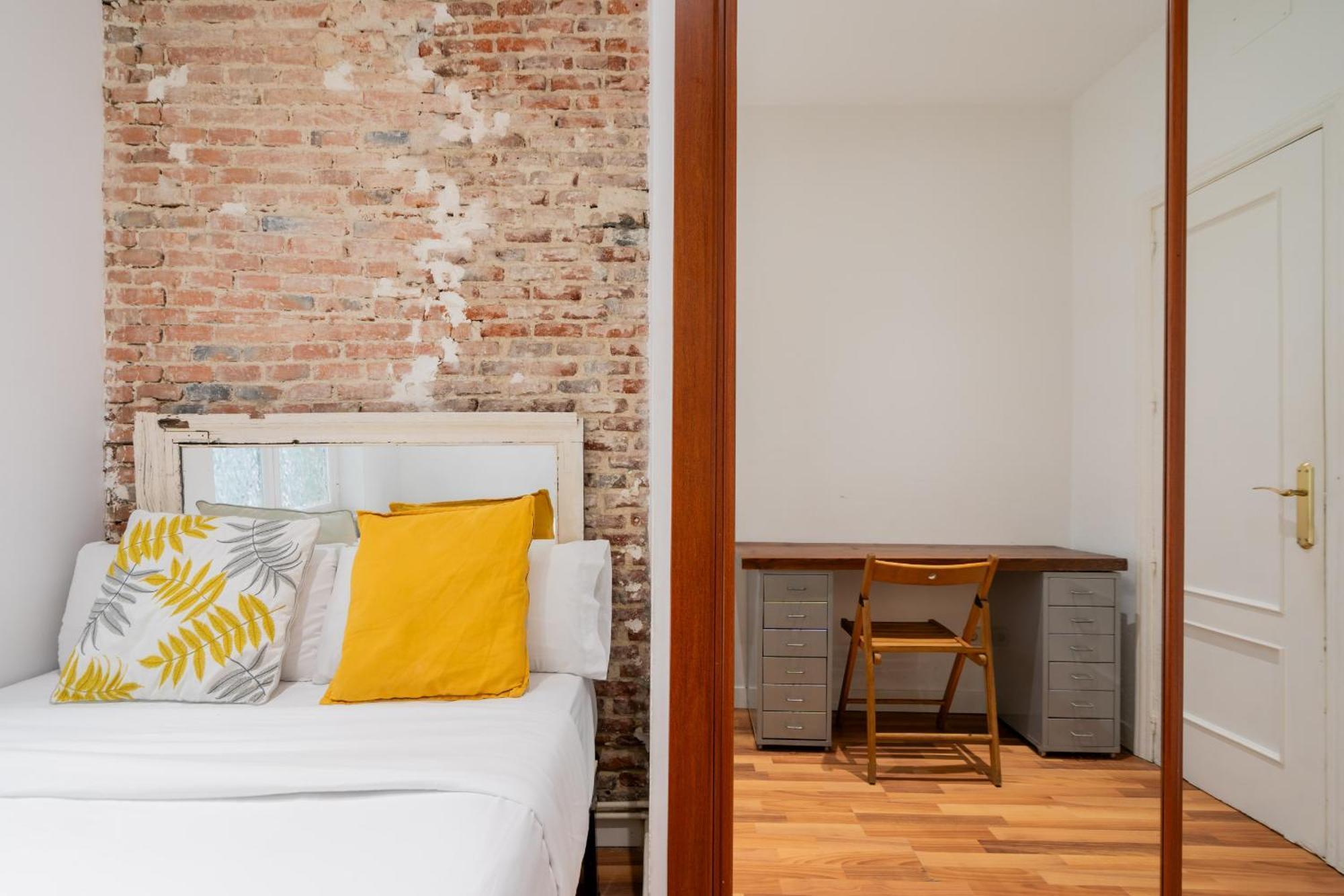 Apartamento En La Plaza De Lavapies Alquiler Temporal Madrid Exterior foto